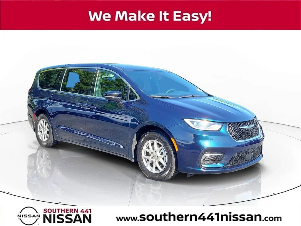 2024 Chrysler Pacifica Touring's photo