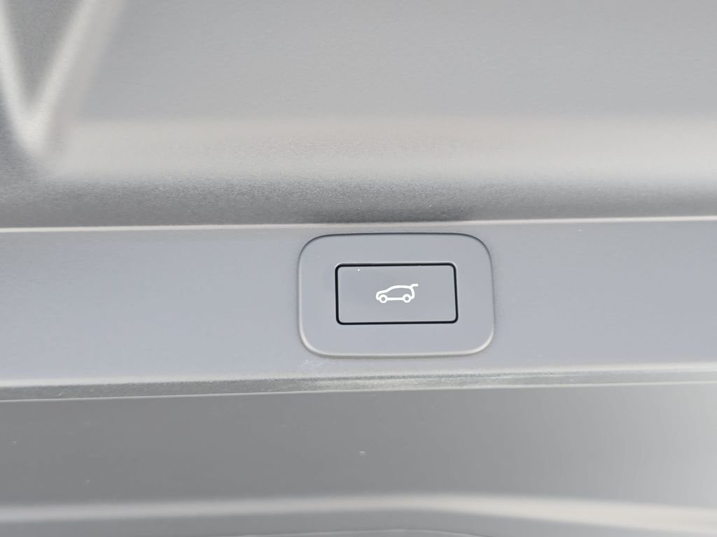 New 2026 Fuji White Land Rover SE image 14