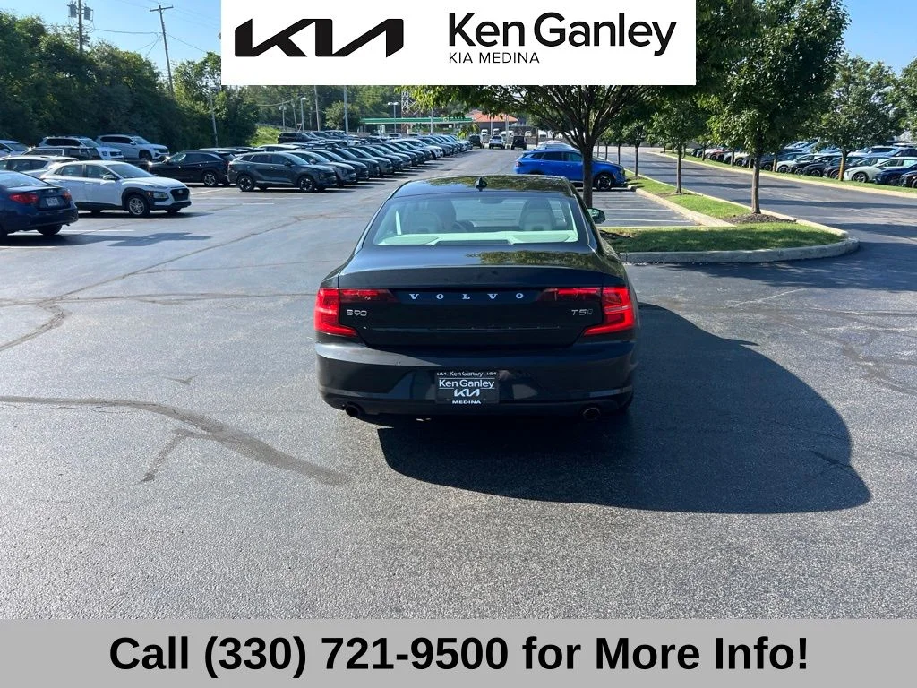 Used 2019 Black Volvo T5 Momentum image 6