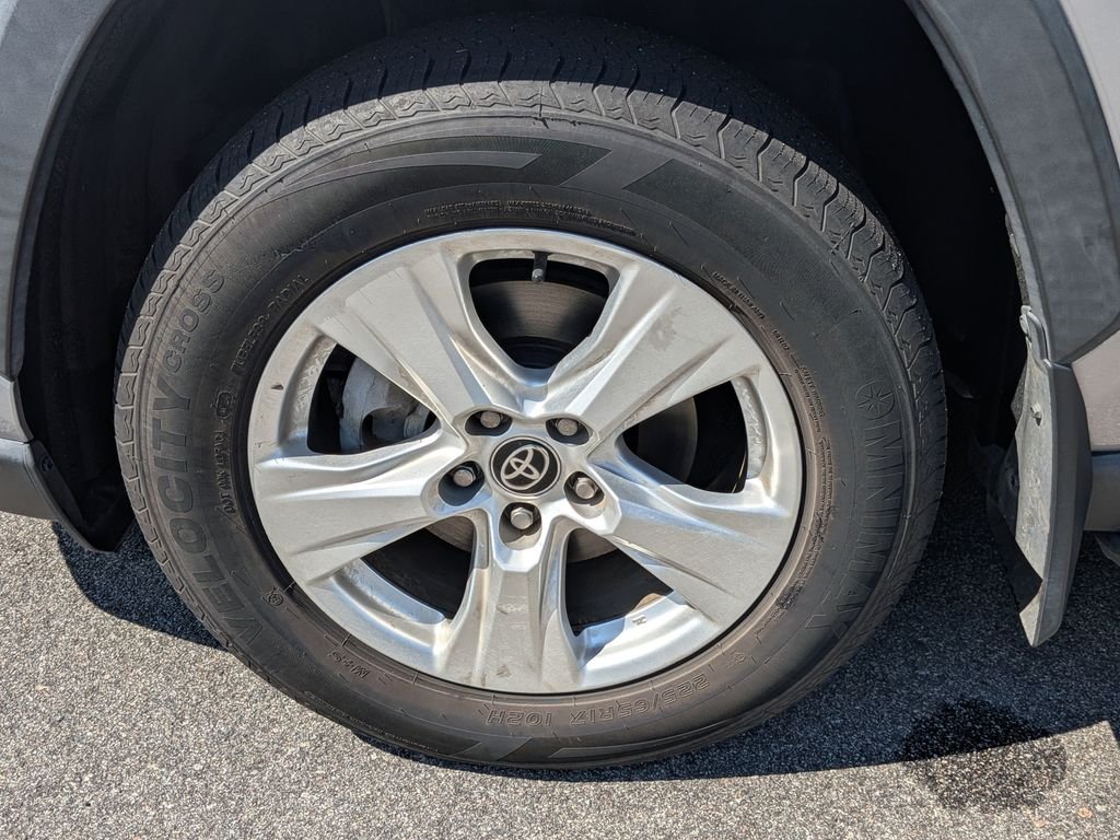 Used 2021 Silver Toyota XLE image 6