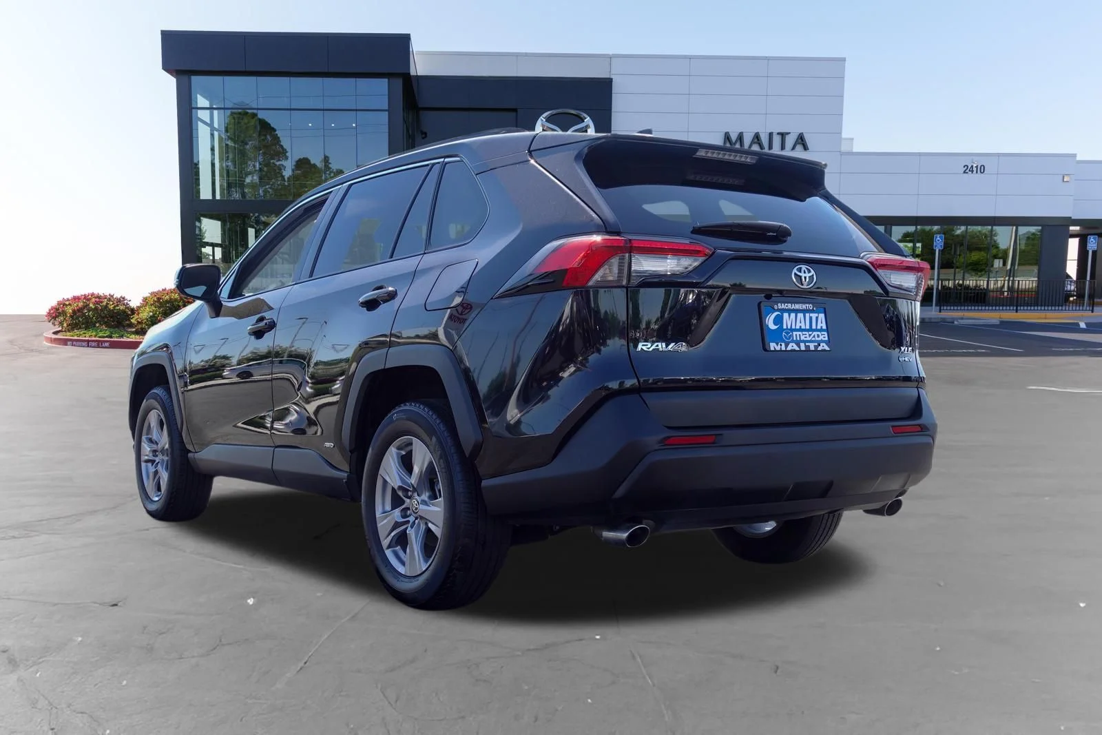 Used 2025 Midnight Black Metallic Toyota XLE image 5
