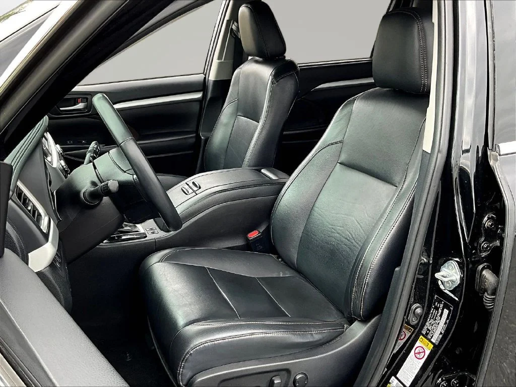 Used 2019 Black Toyota XLE image 20