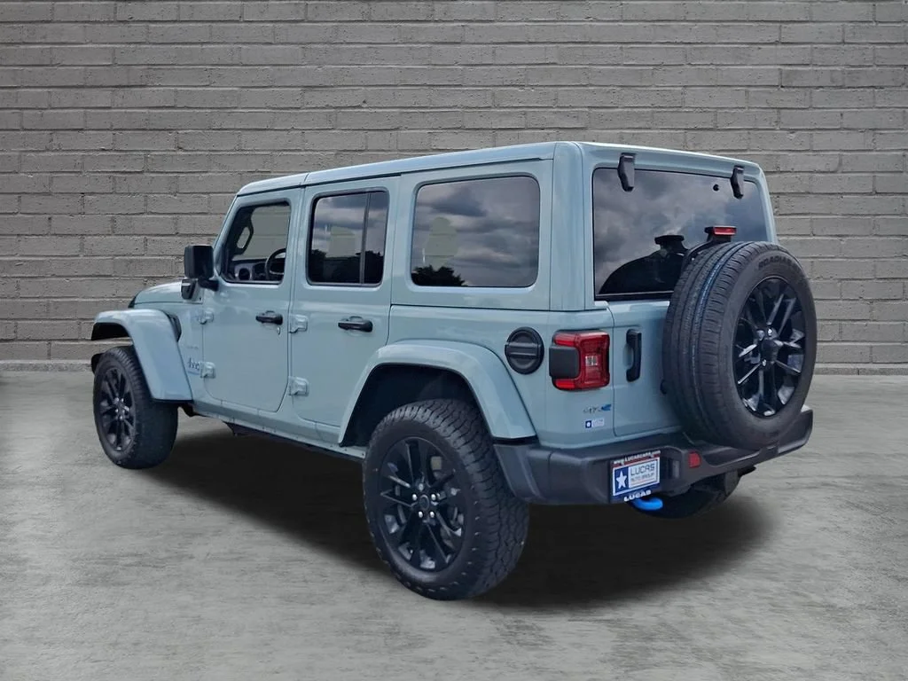 Used 2024 Earl Clearcoat Jeep Sahara image 8