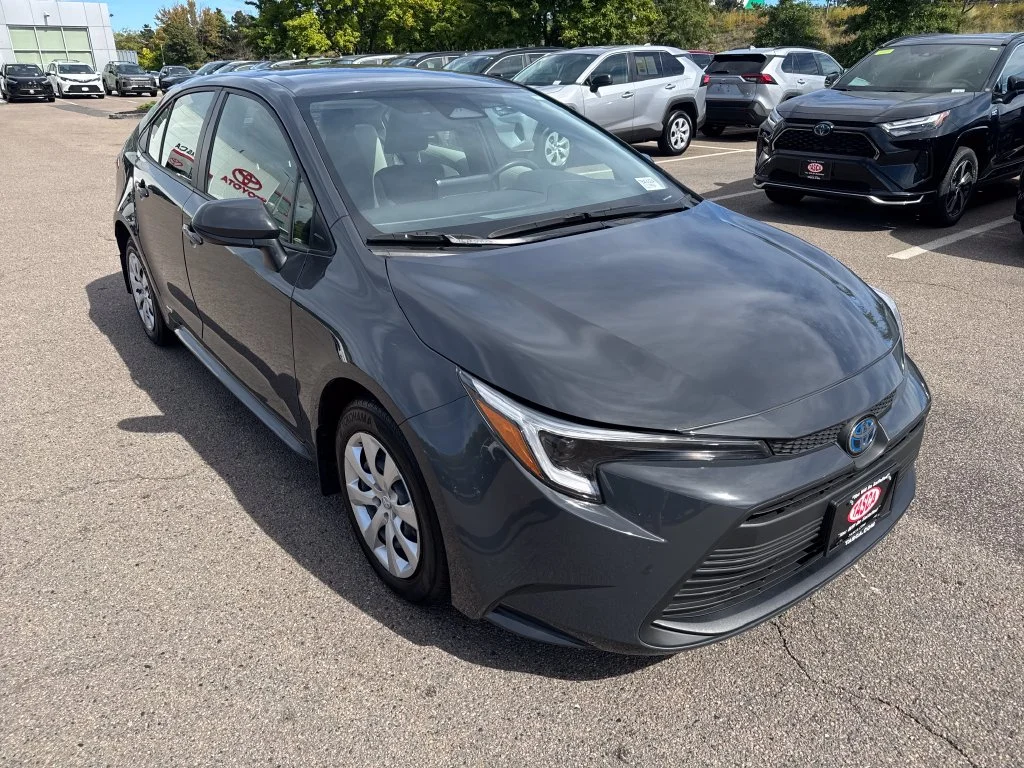 Used 2025  Toyota LE image 9