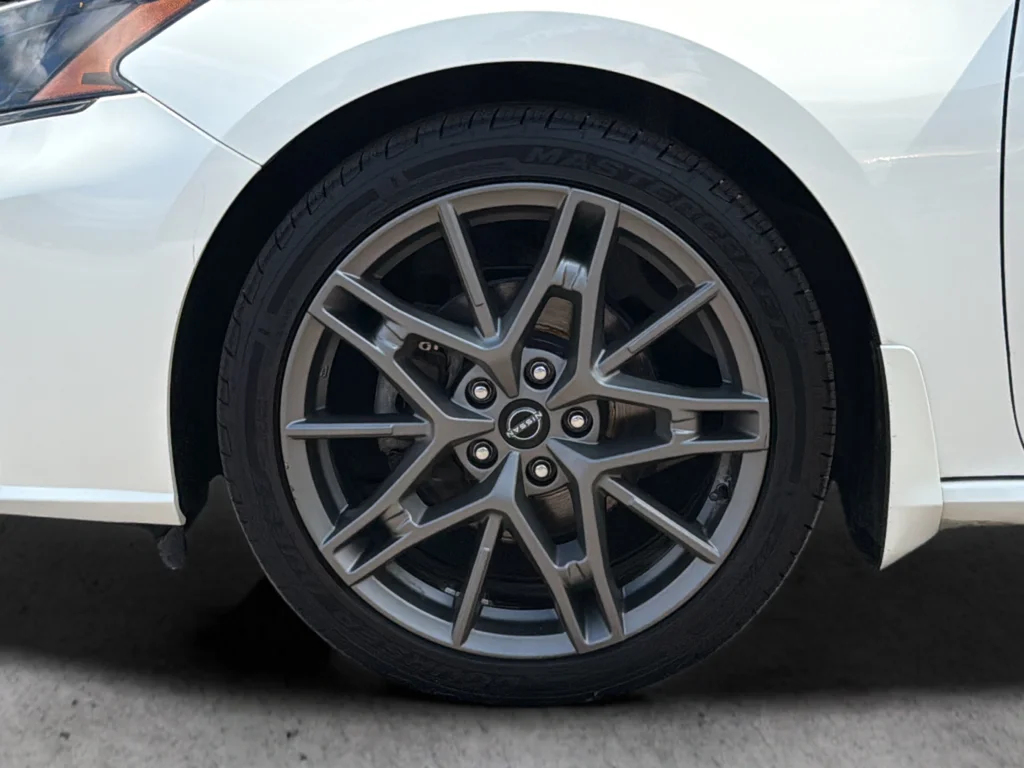 Used 2023 White Nissan 2.0 SR image 33