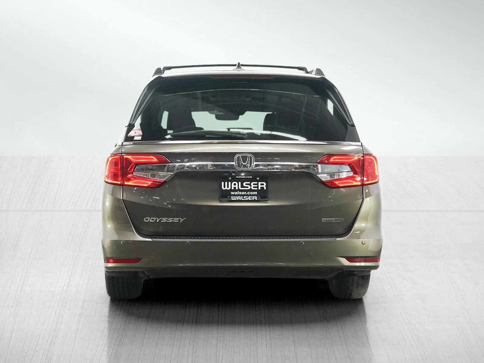 Used 2018 Pacific Pewter Metallic Honda Touring Auto image 5