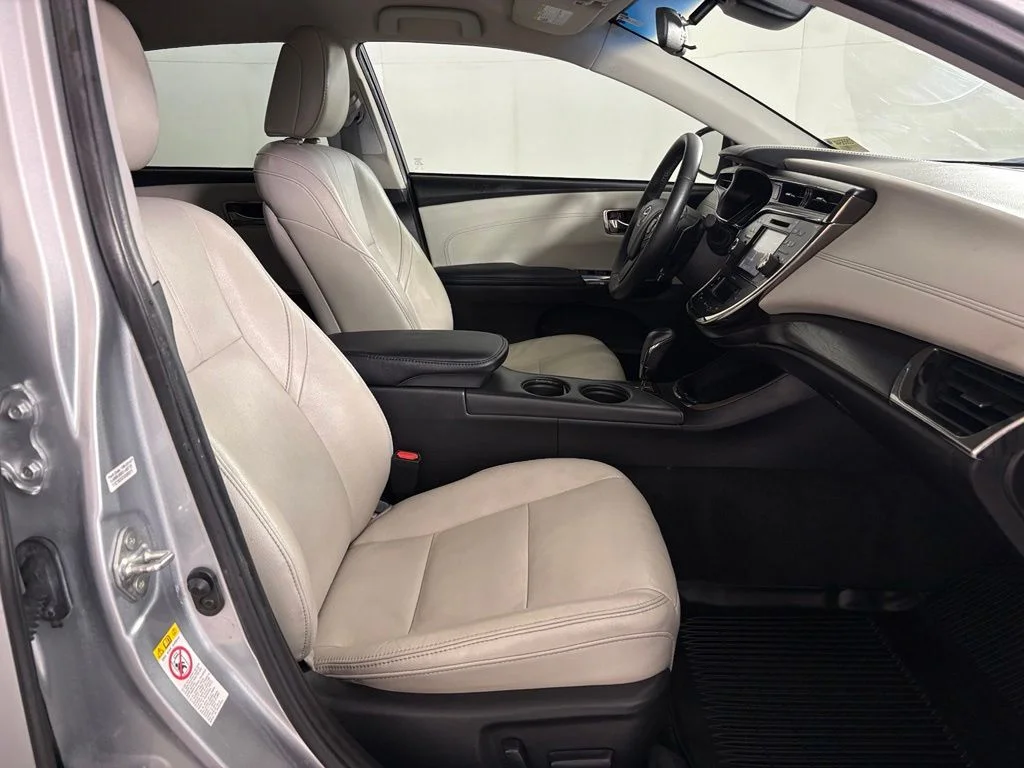 Used 2018 Silver Toyota XLE image 38
