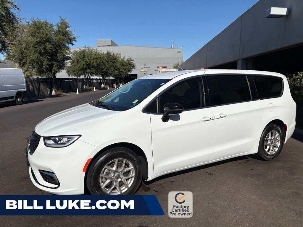 2024 Chrysler Pacifica Touring L's photo