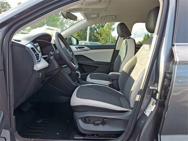 2025 Volkswagen Taos SE - Photo 9