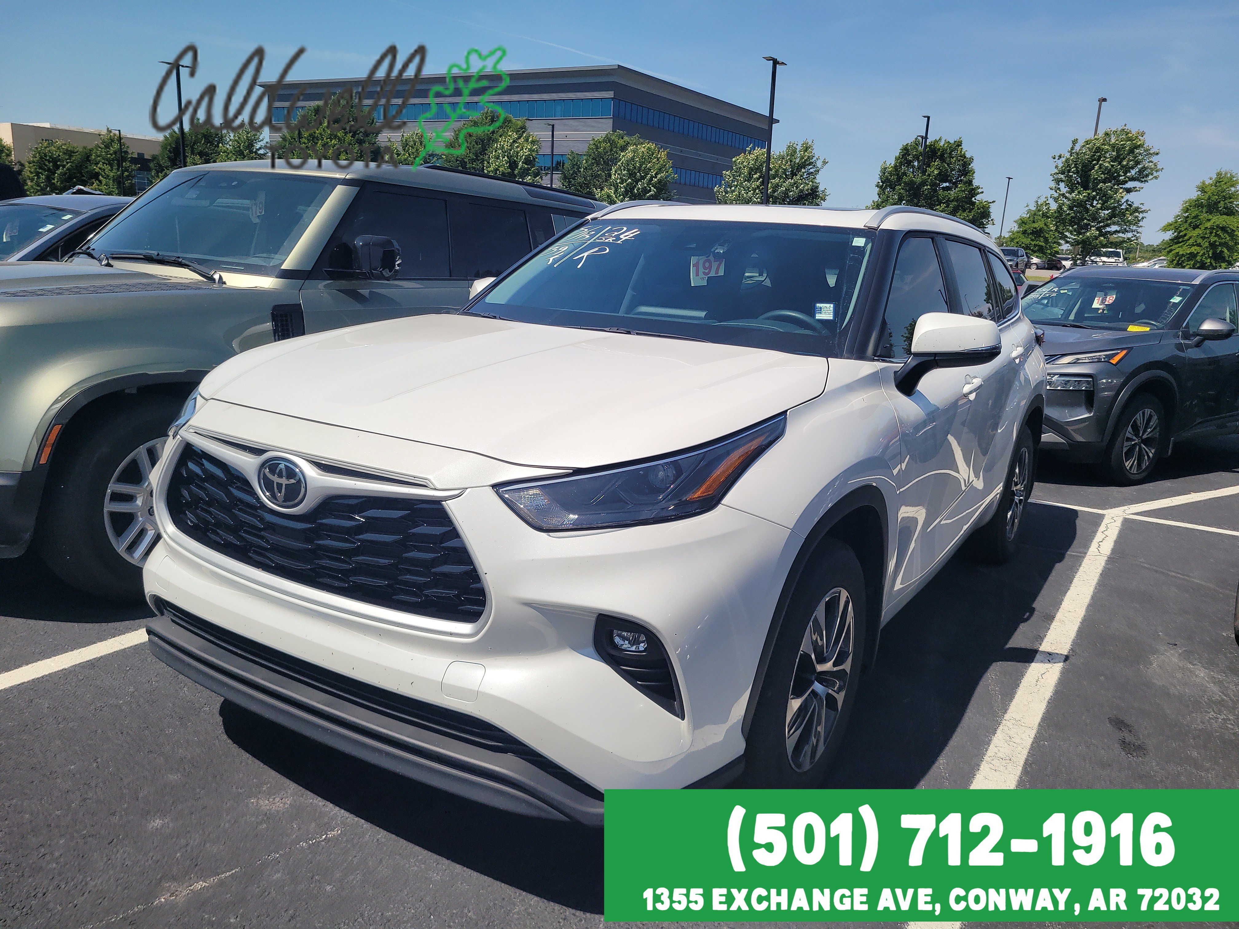 White (Wind Chill Pearl) 2024 Toyota Highlander XLE FWD SUV / Crossover Front-Wheel Drive