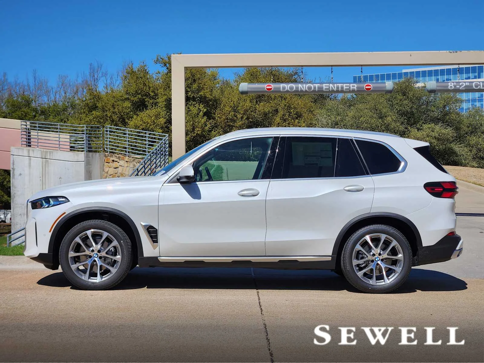 New 2026 Mineral White Metallic BMW sDrive40i image 2