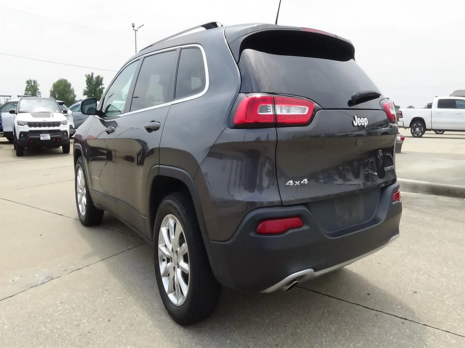 Used 2016 Granite Crystal M Jeep Limited image 8