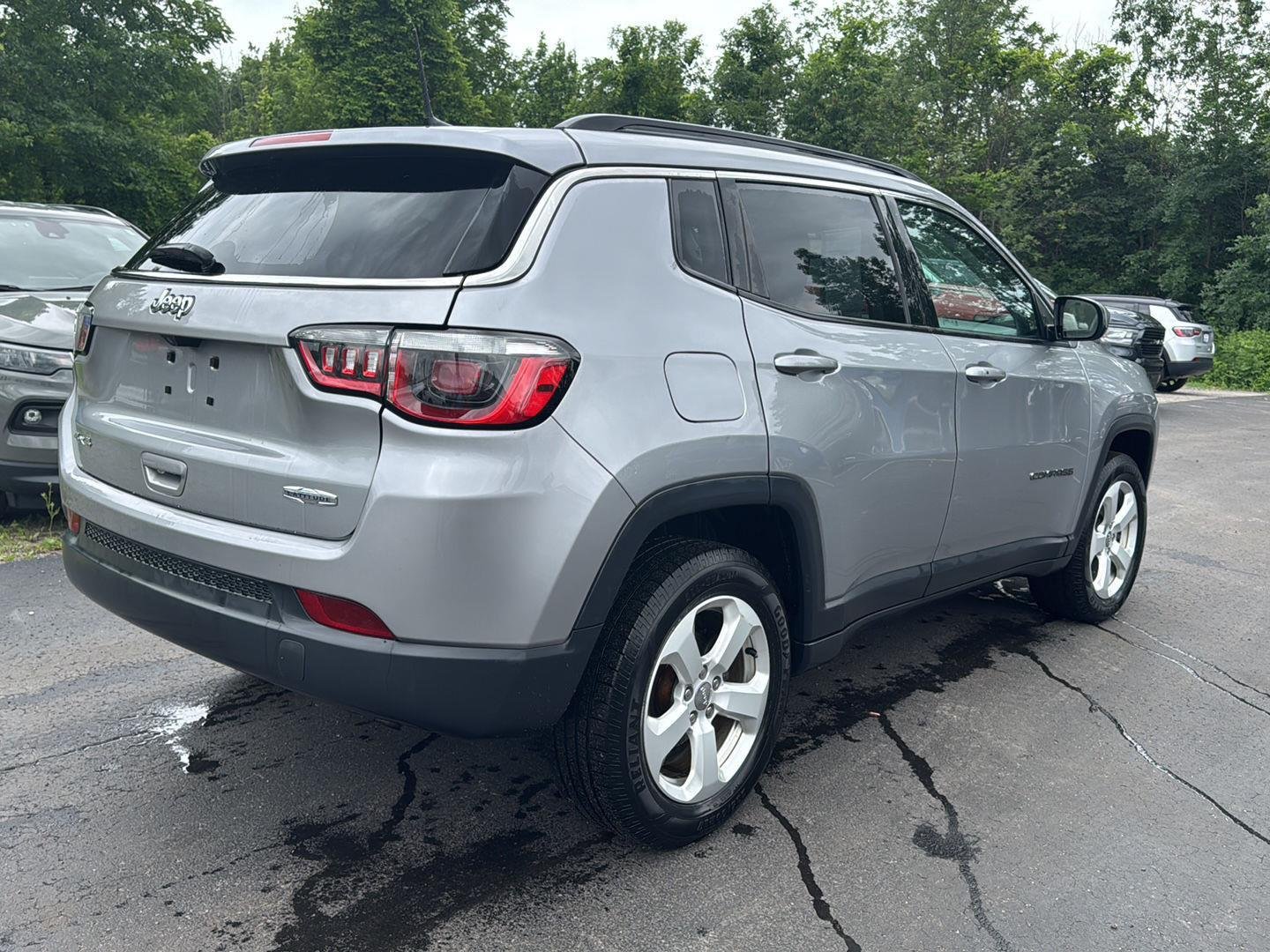 Used 2019 Billet Silver Metallic Clearcoat Jeep Latitude image 6