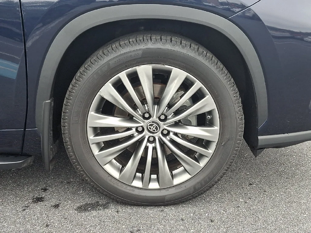 Used 2022  Toyota Platinum image 8