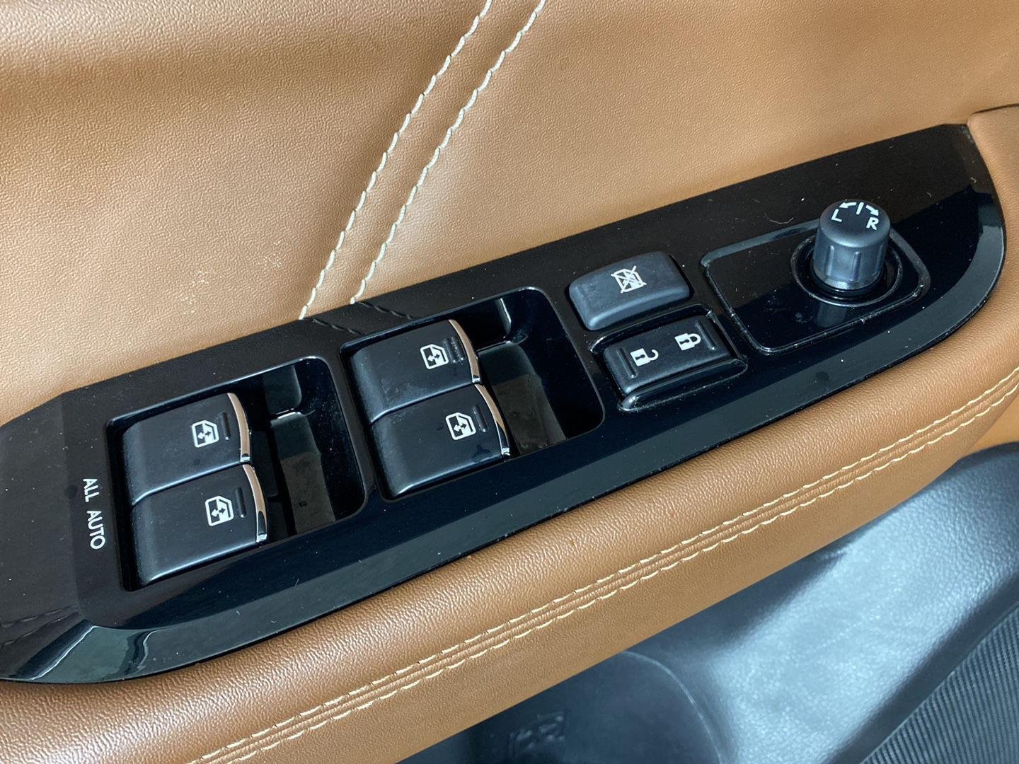 Used 2019 Crystal White Pearl Subaru Touring image 28