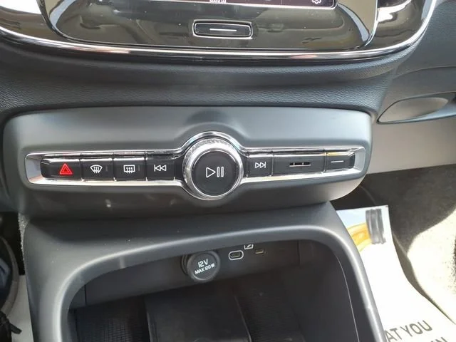2025 Volvo XC40 Plus - Photo 19