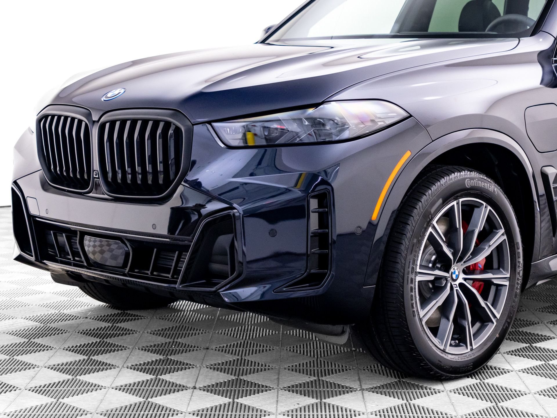 New 2026 Carbon Black Metallic BMW xDrive50e image 37