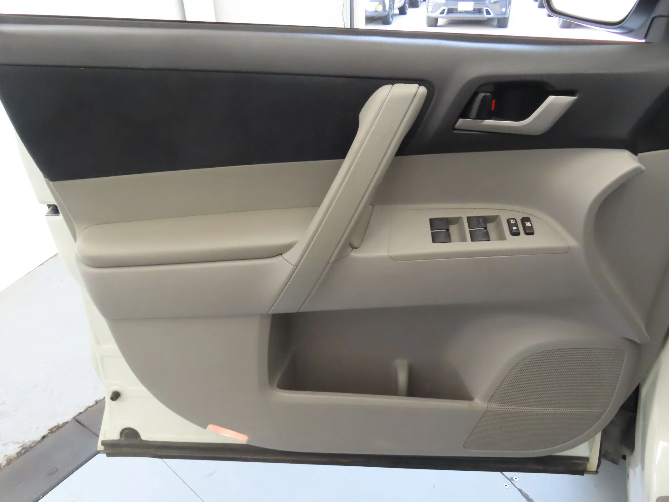 Used 2012 White Toyota Base image 10