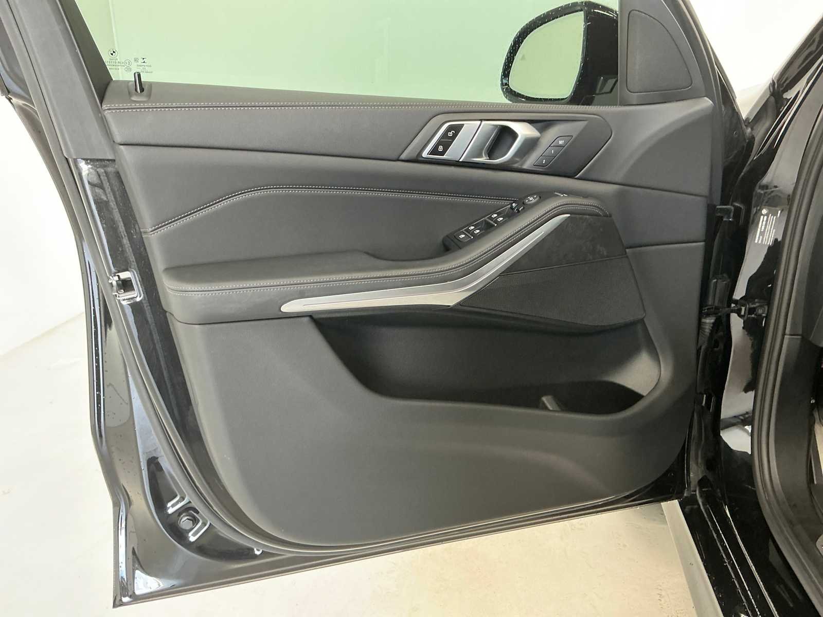 Used 2023 Black Sapphire Metallic BMW xDrive40i image 13