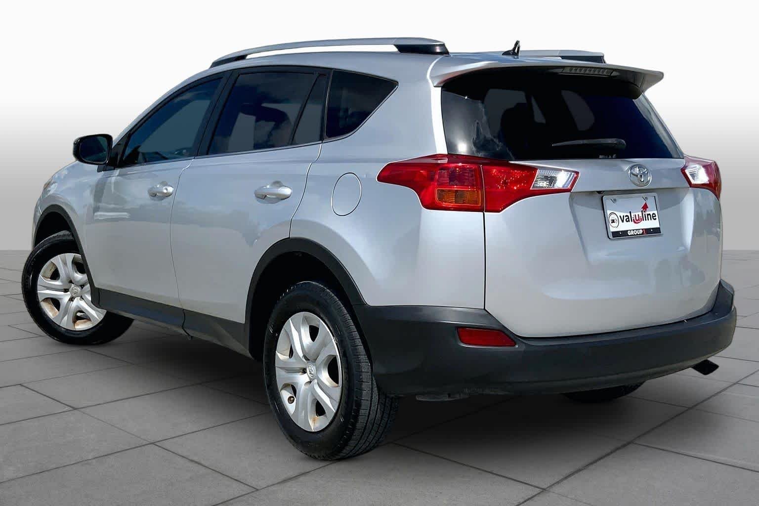 Used 2015 Classic Silver Metallic Toyota LE image 12