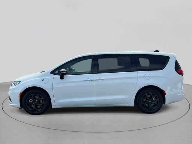 Used 2023 White Chrysler Hybrid Limited image 2