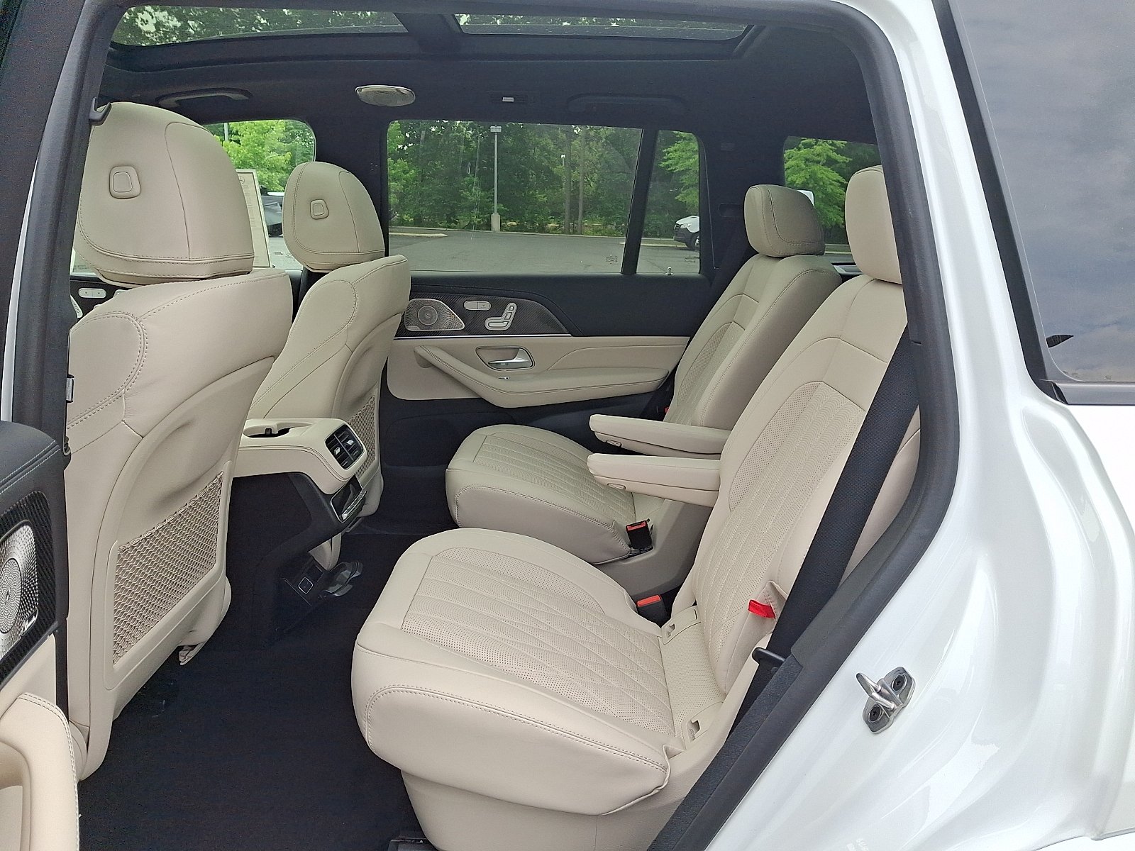 New 2026 MANUFAKTUR Moonlight White Metallic Mercedes-Benz AMG® GLS 63 4MATIC+ SUV image 6