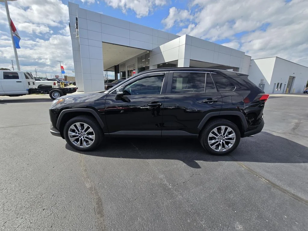 Used 2022 Midnight Black Metallic Toyota XLE Premium image 4