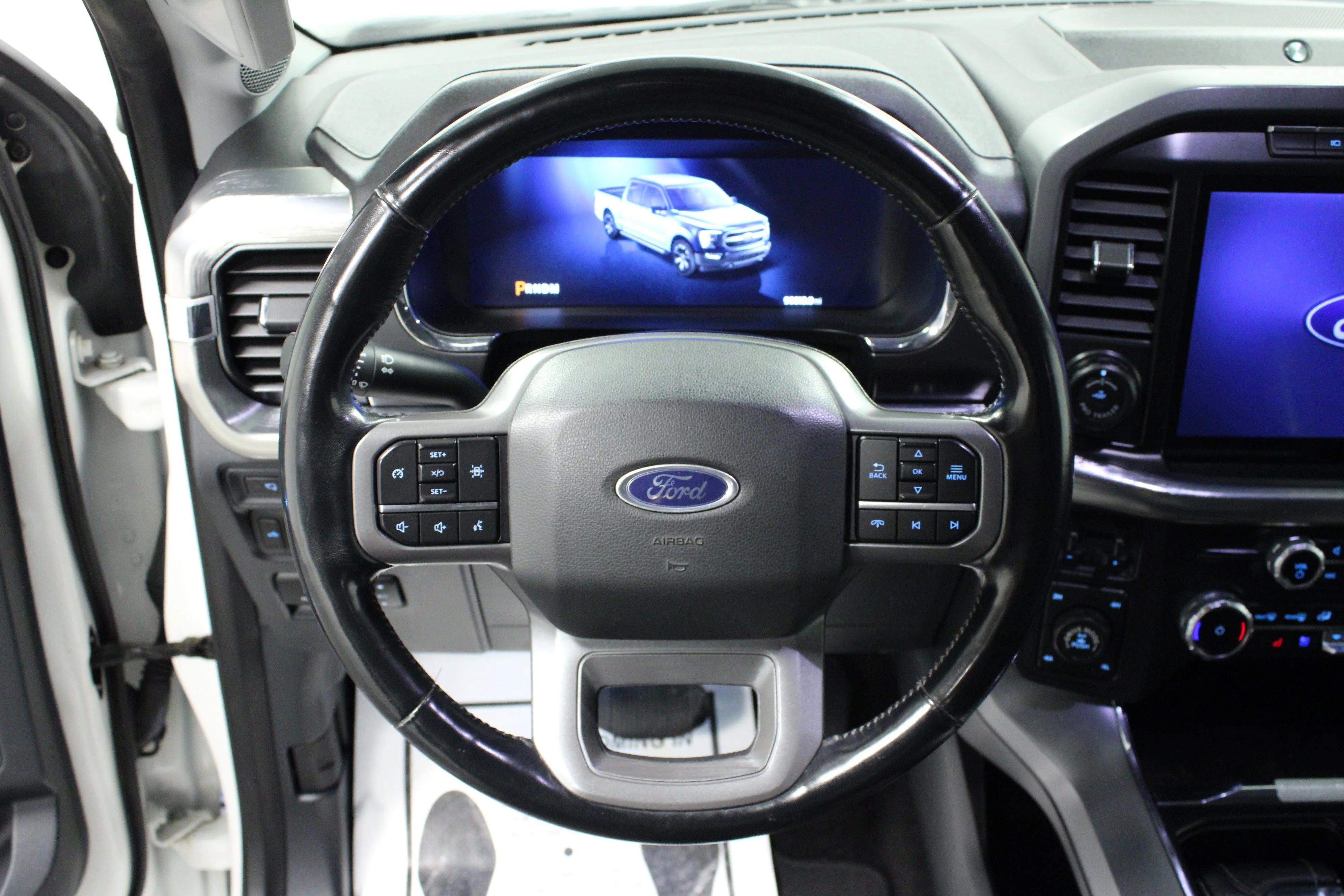 Used 2022 Star White Metallic Tri-Coat Ford LARIAT image 17