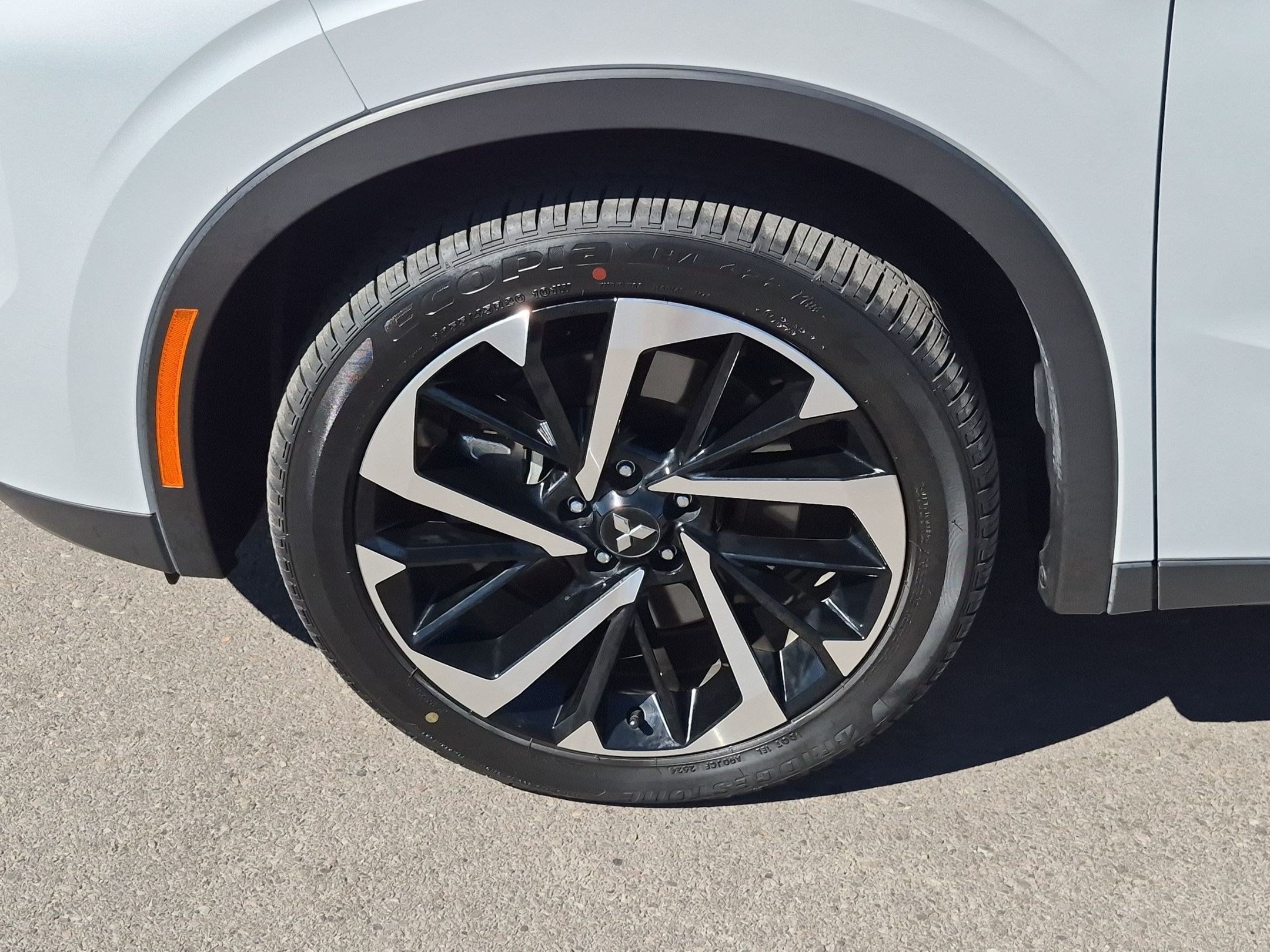 Used 2025 White Mitsubishi SE image 11