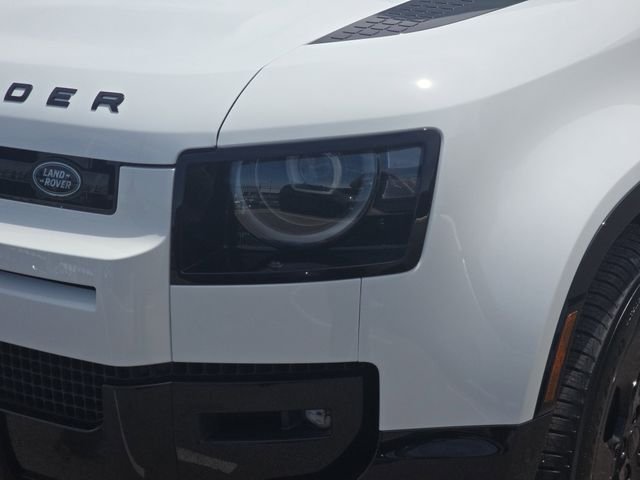 Used 2026 White Land Rover X-Dynamic SE image 21