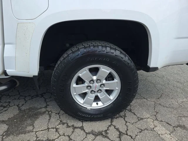 Used 2017 White GMC Base image 33
