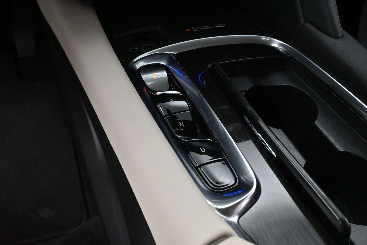 Used 2023 Summit White Buick Essence image 20