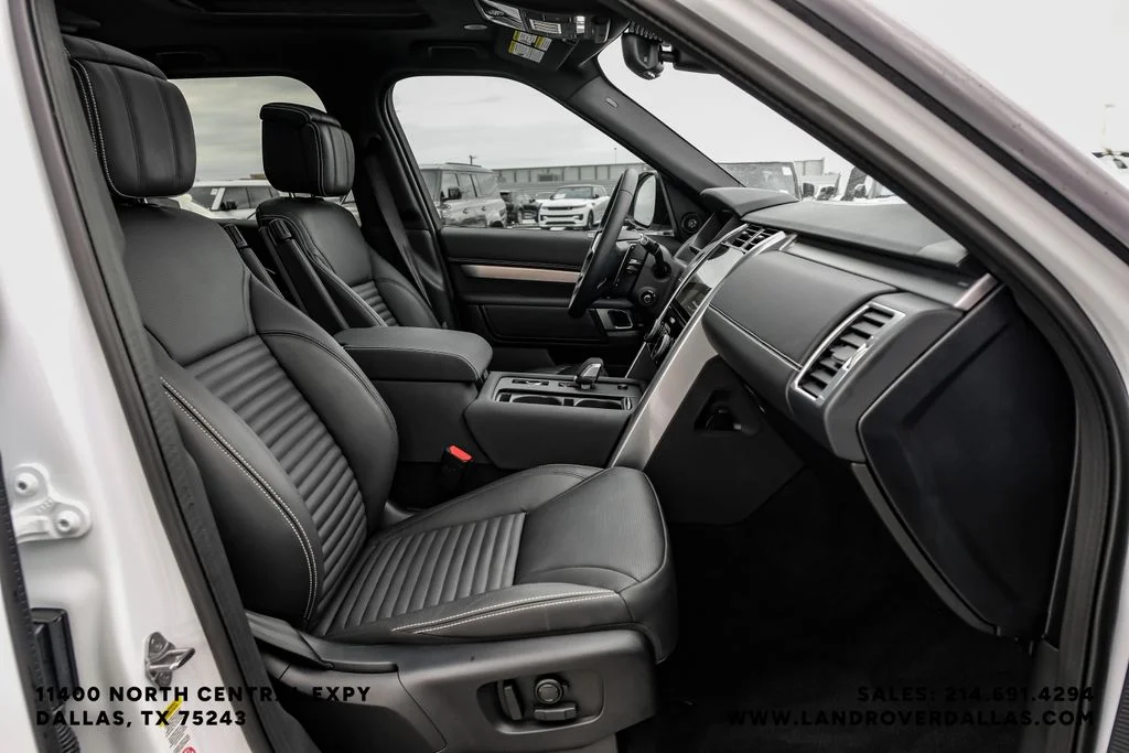 Used 2025 White Land Rover Dynamic SE image 33