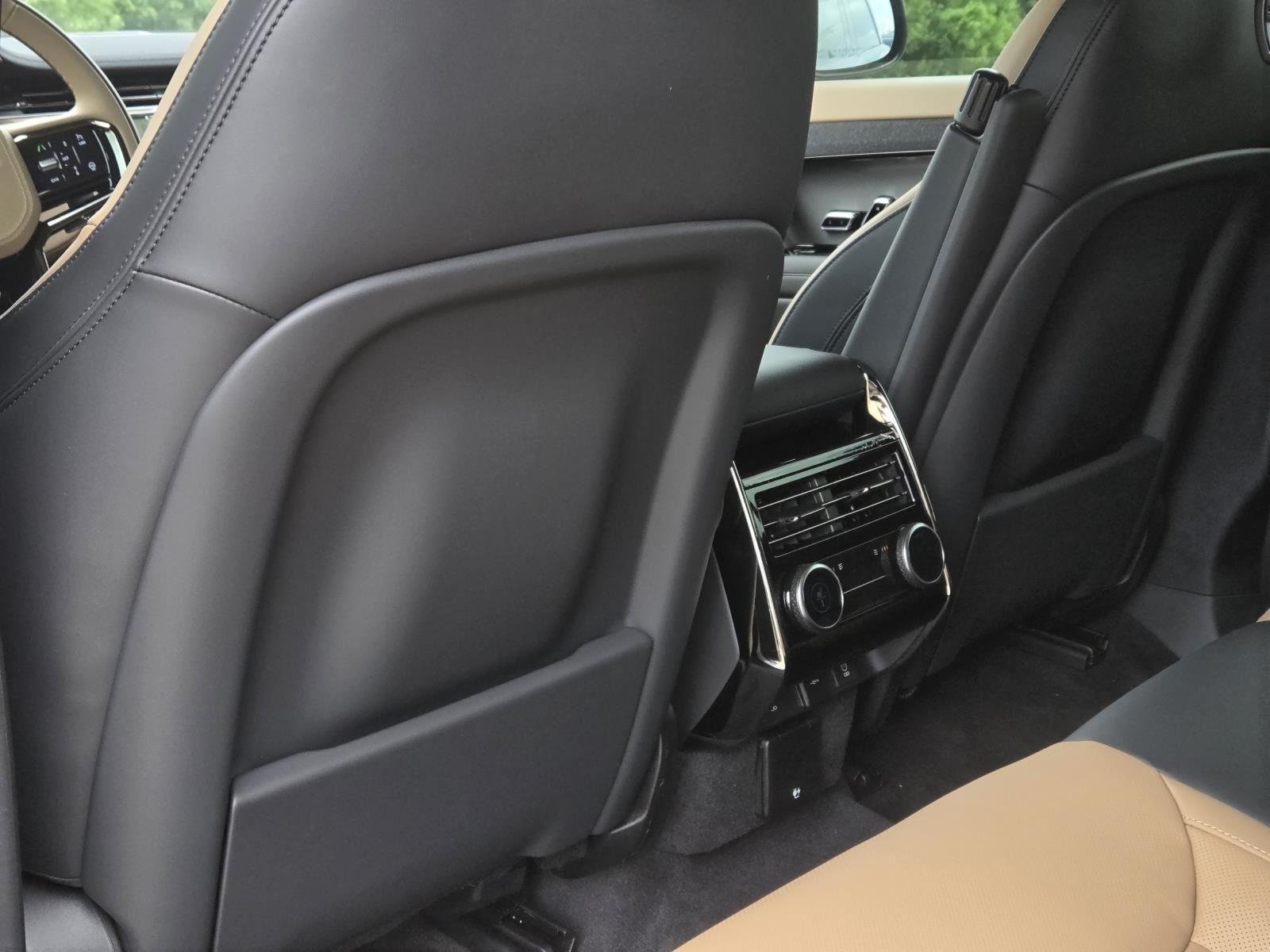 New 2026 Santorini Black Land Rover Dynamic SE image 35
