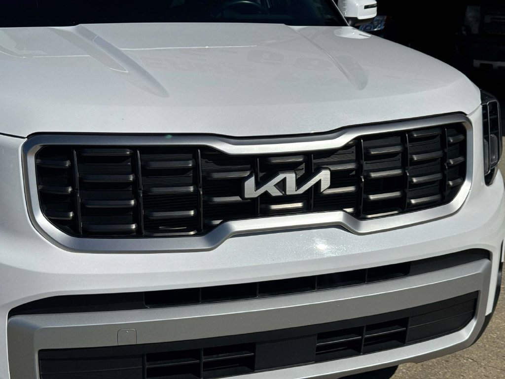 Used 2025 White Kia S image 5