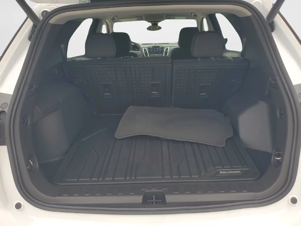 Used 2024 Summit White Chevrolet LT image 9