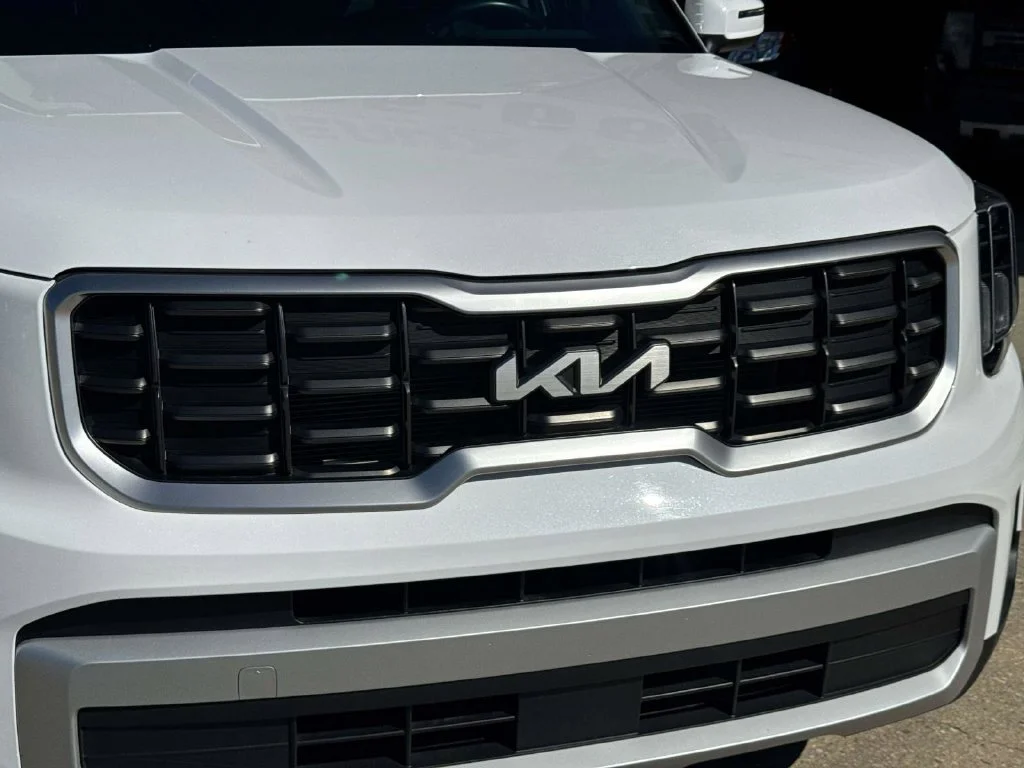 Used 2025 White Kia S image 5