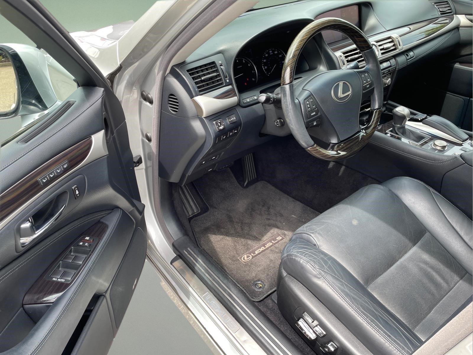 Used 2015 Liquid Platinum Lexus COMFORT image 9