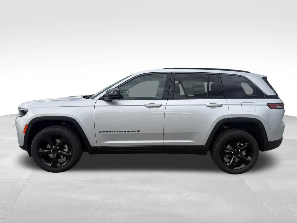 New 2026 Silver Zynith Exterior Paint Jeep Limited image 2