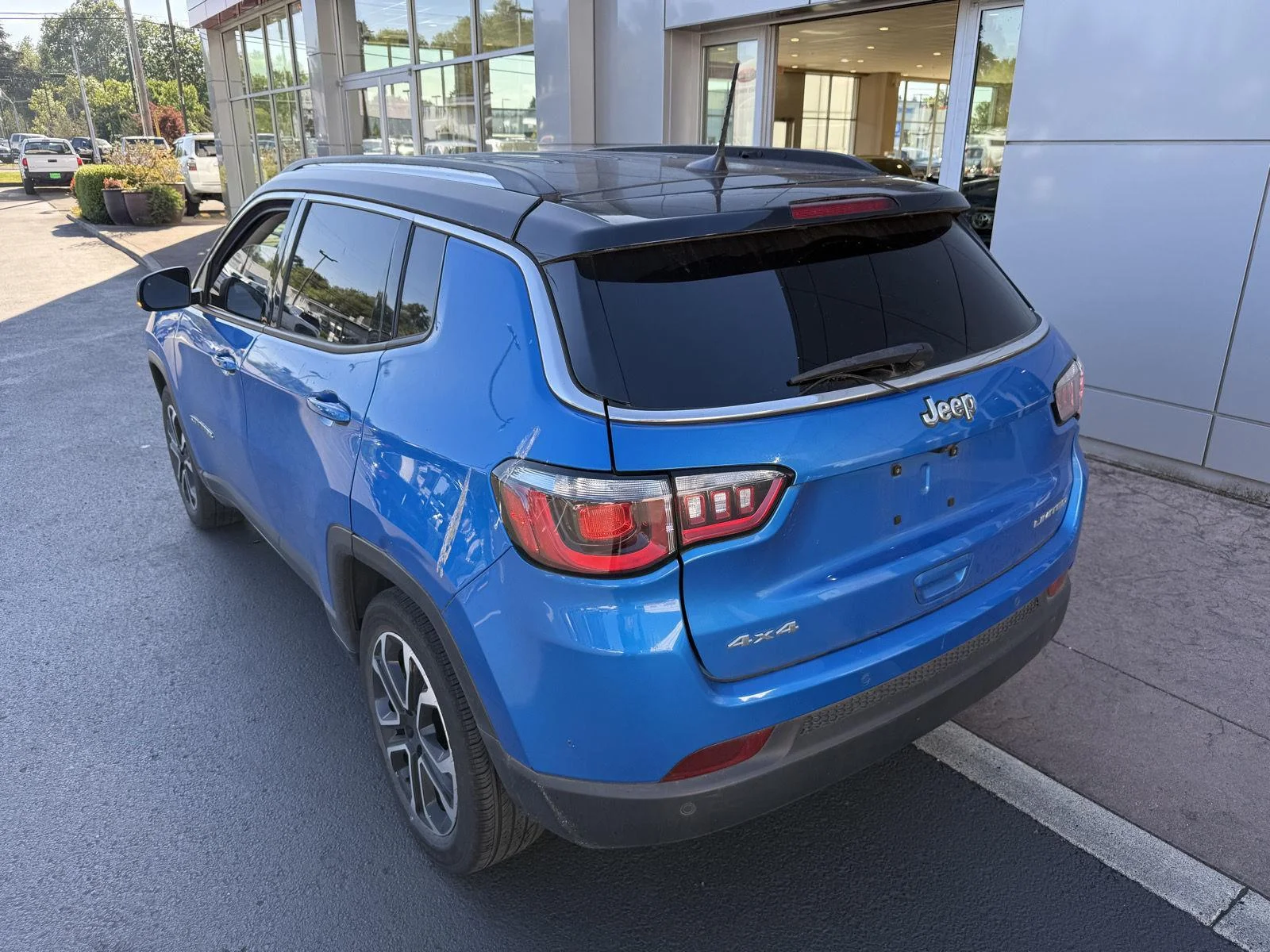 Used 2022 Laser Blue Pearlcoat Jeep Limited image 3