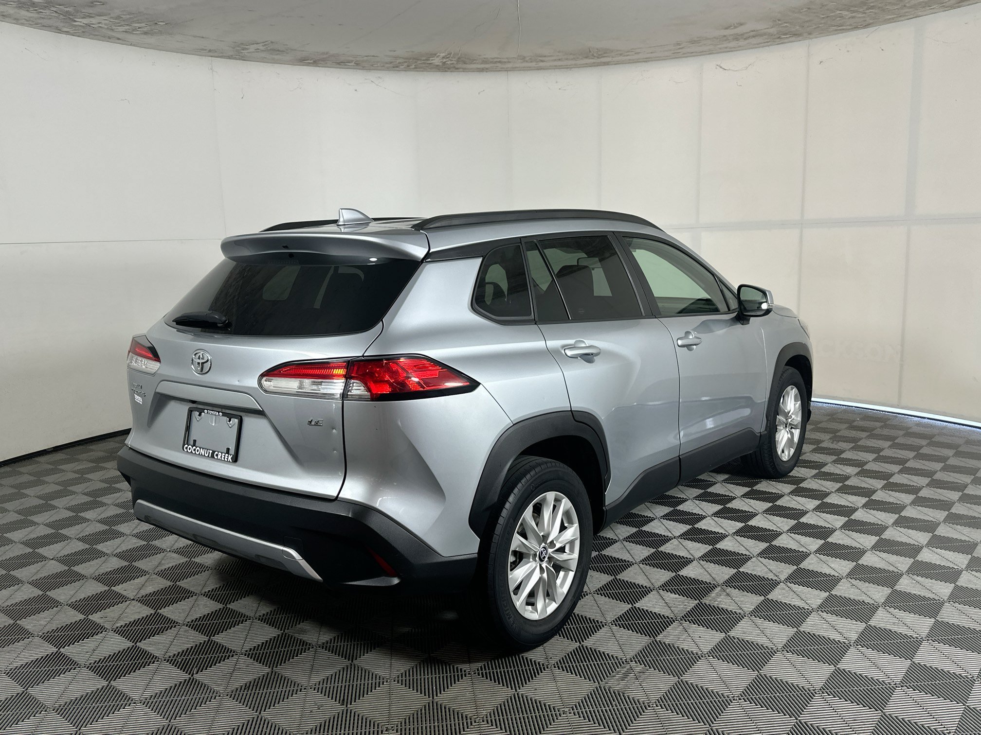 Used 2022 Silver Toyota LE image 3