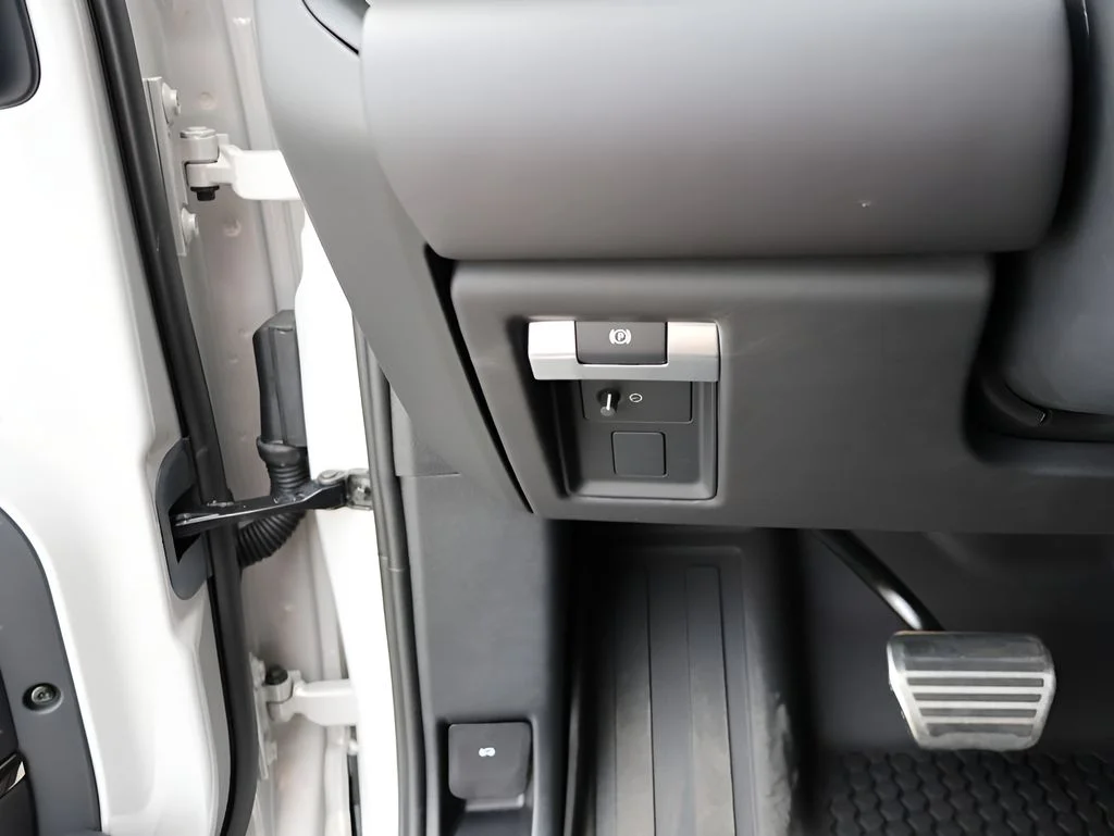 2026 Land Rover Defender OCTA - Photo 41