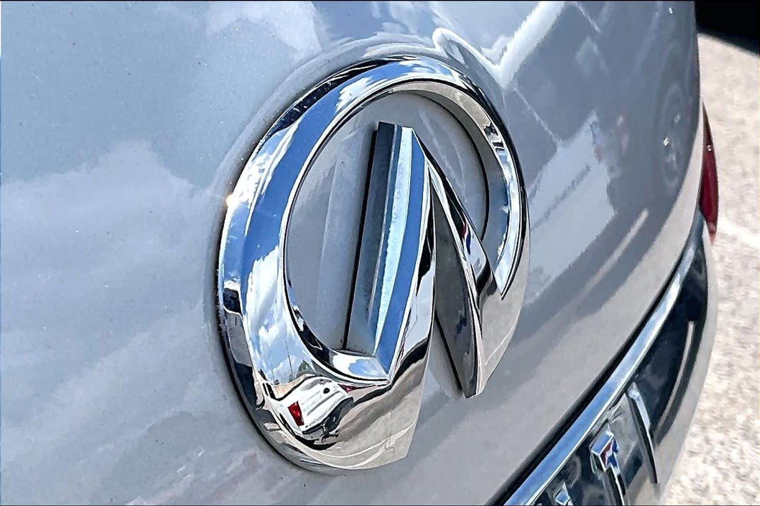 Used 2017 Liquid Platinum INFINITI  image 31