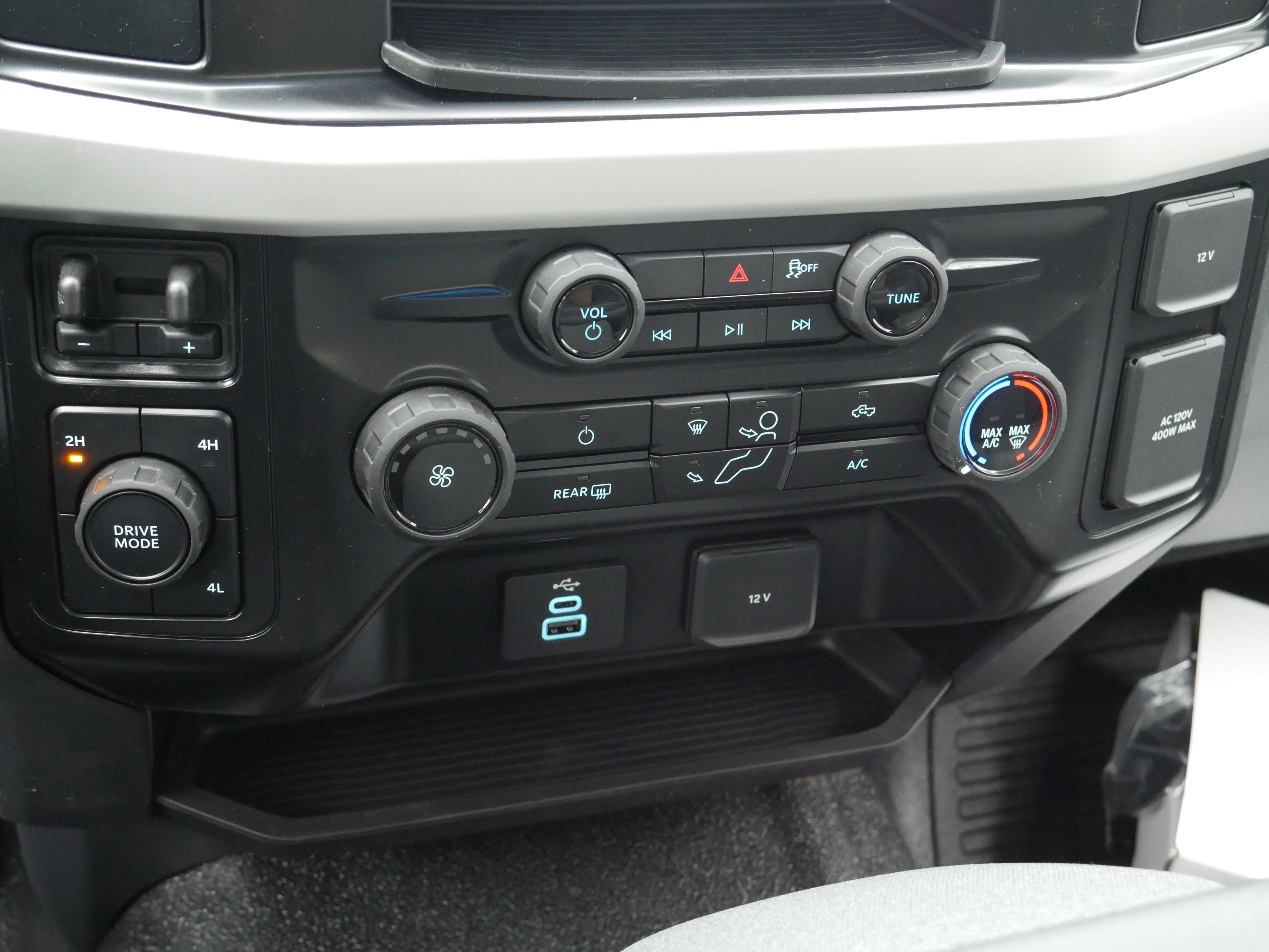 New 2026 Oxford White Ford F-550® XLT image 11