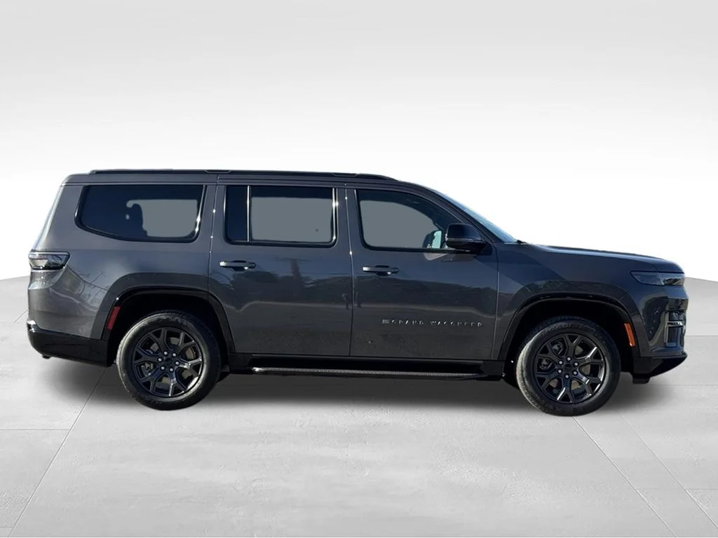 New 2026 Baltic-Gray Metallic Clear-Coat Exterior Paint Jeep Limited Altitude image 6