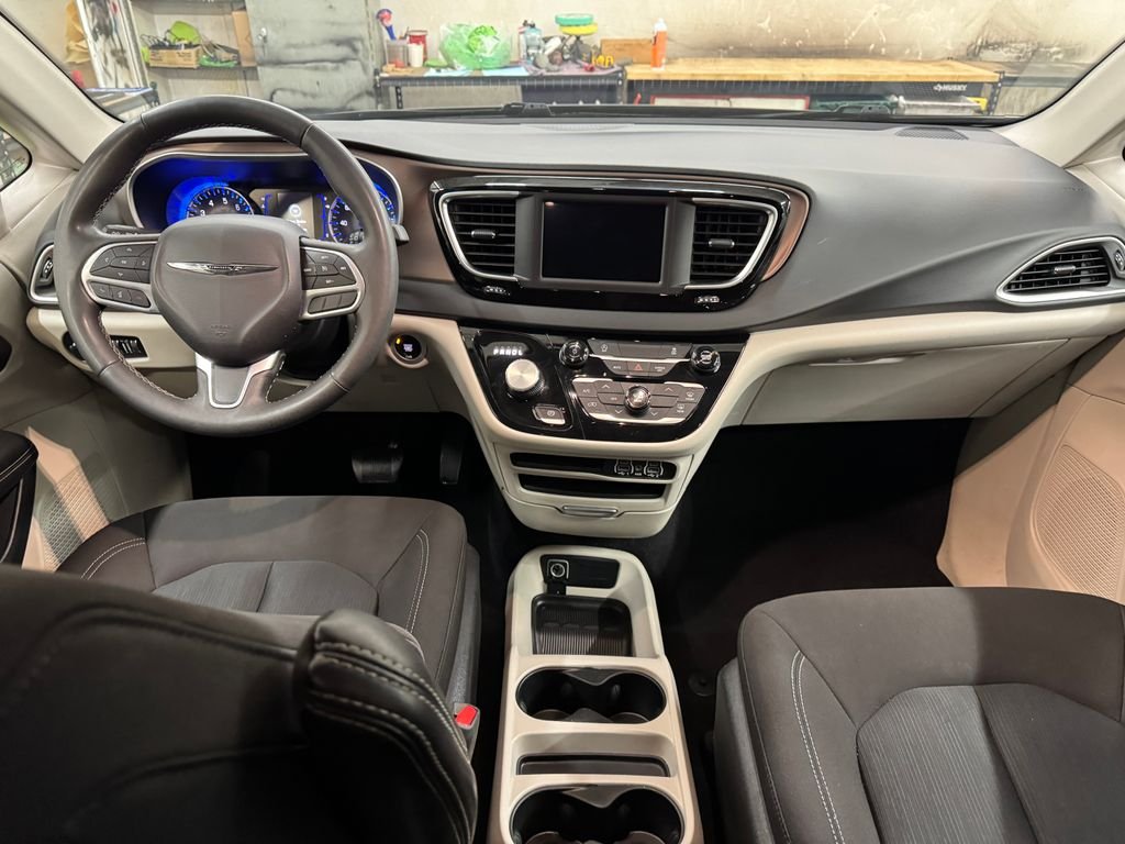 2023 Chrysler Voyager LX - Photo 17