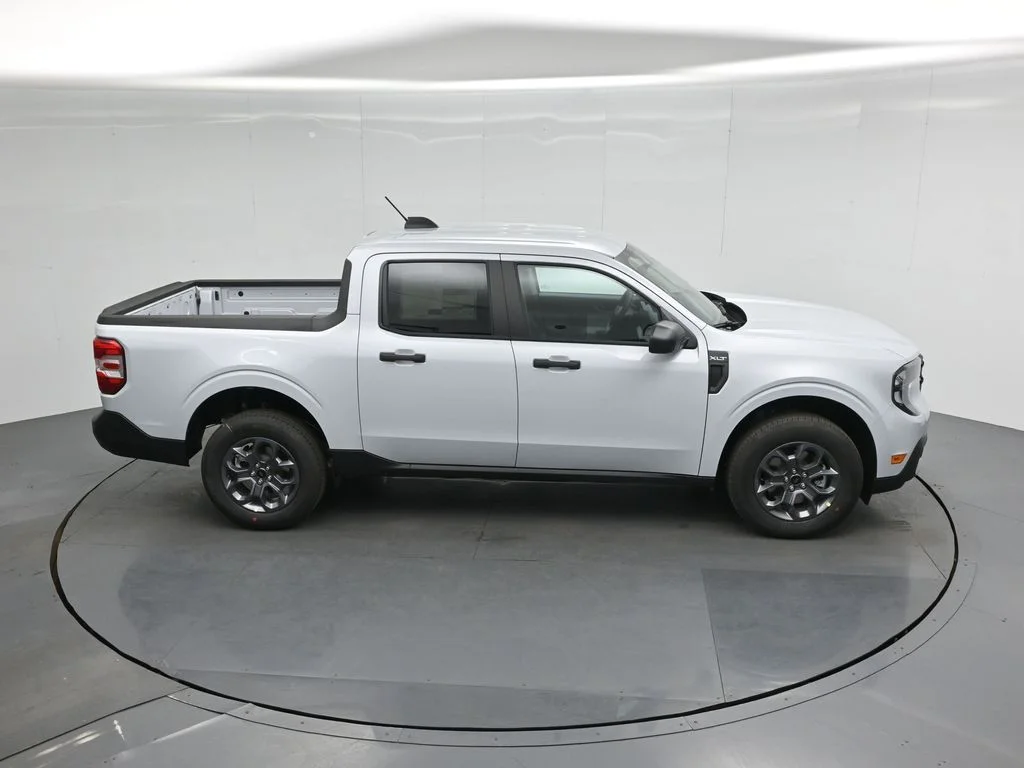 New 2026 Space White Metallic Ford XLT image 32