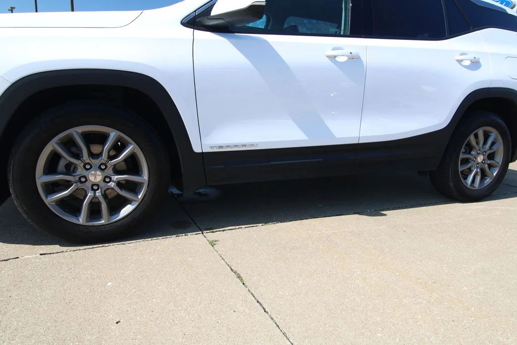 Used 2024 White GMC SLT image 9
