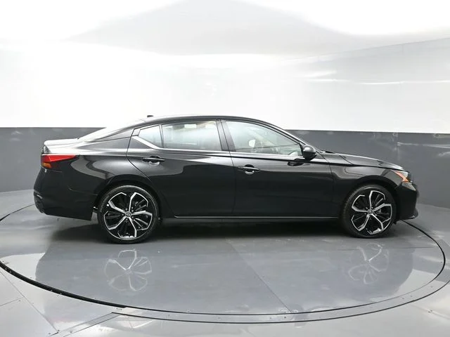 Used 2025 Black Nissan 2.5 SR image 8