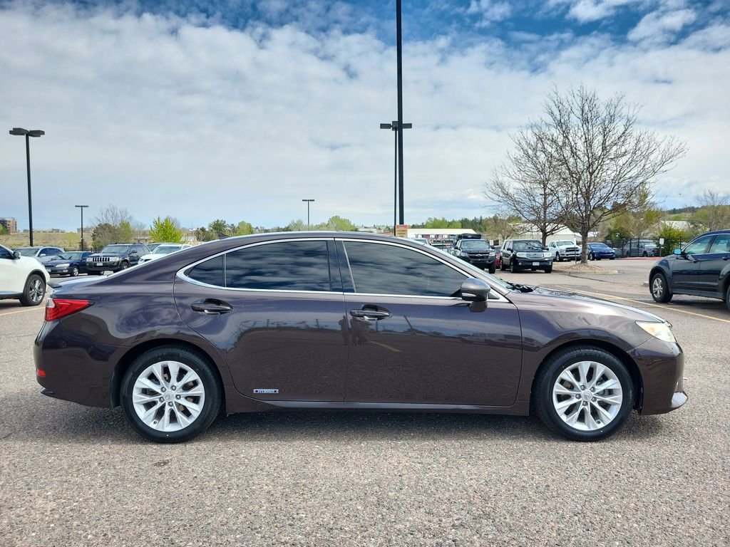 Used 2013 Red Lexus 300h image 2